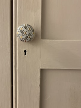 a door knob on a wall