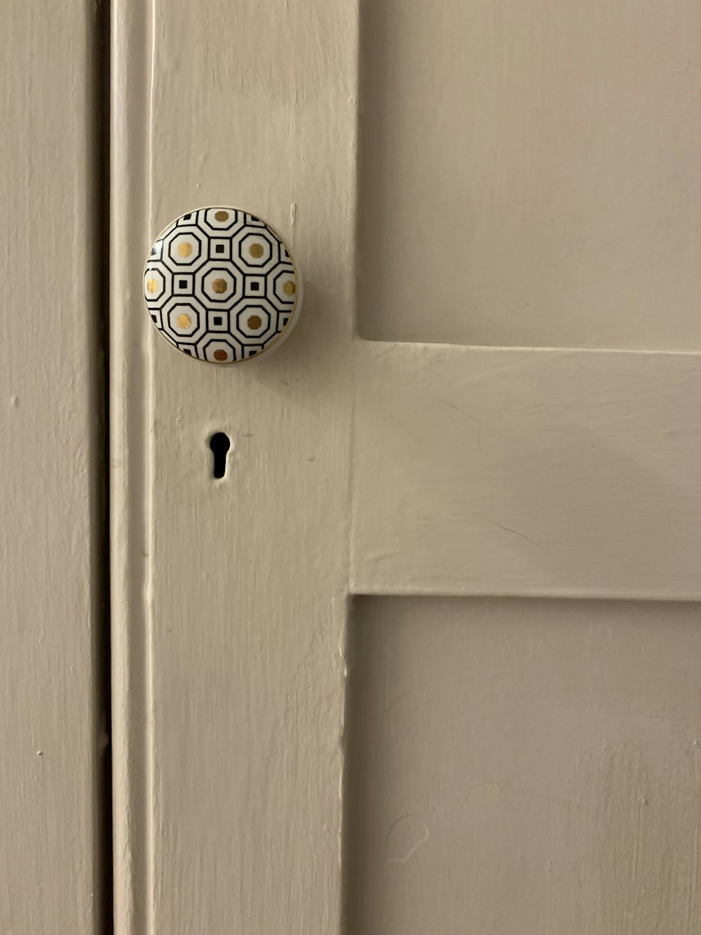 a door knob on a wall