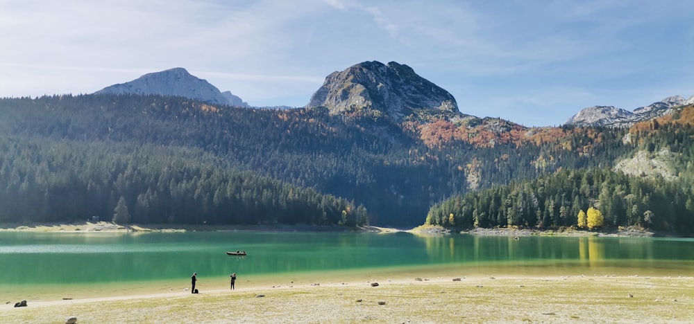 Un cuerpo de agua con montañas al fondo