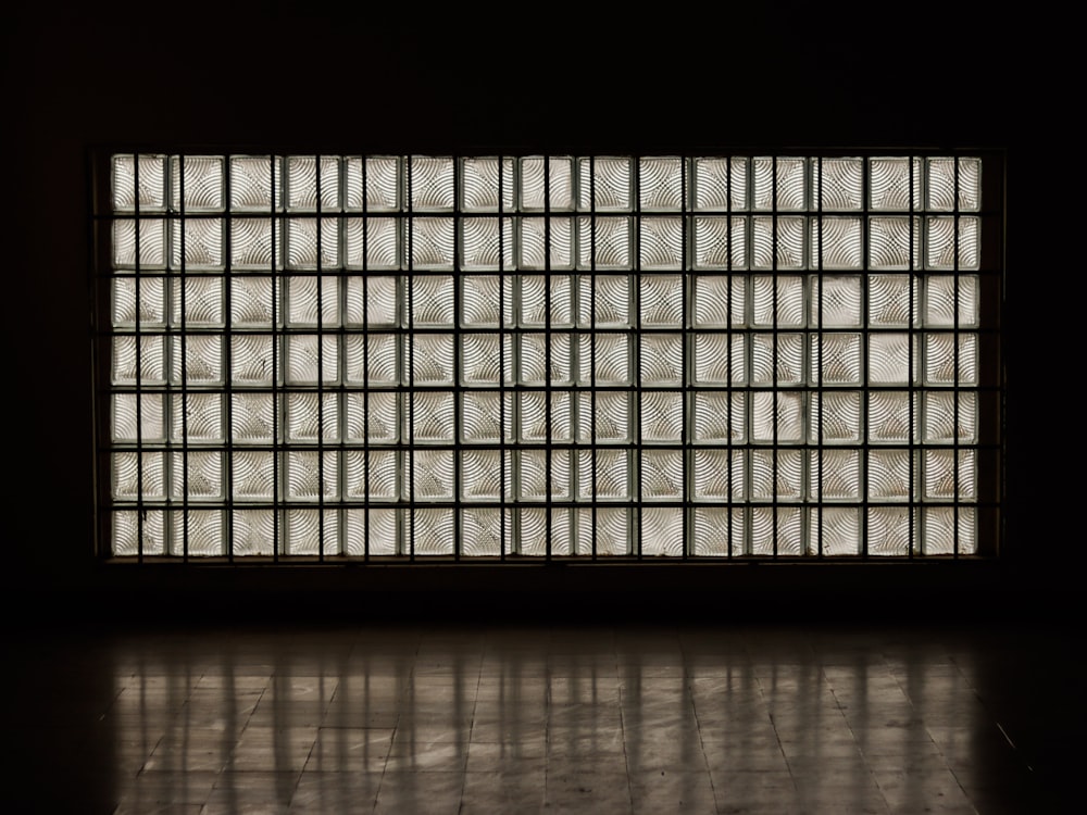 Una foto en blanco y negro de una ventana con barras