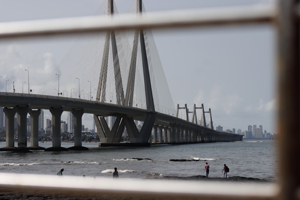 Eine Brücke über das Wasser