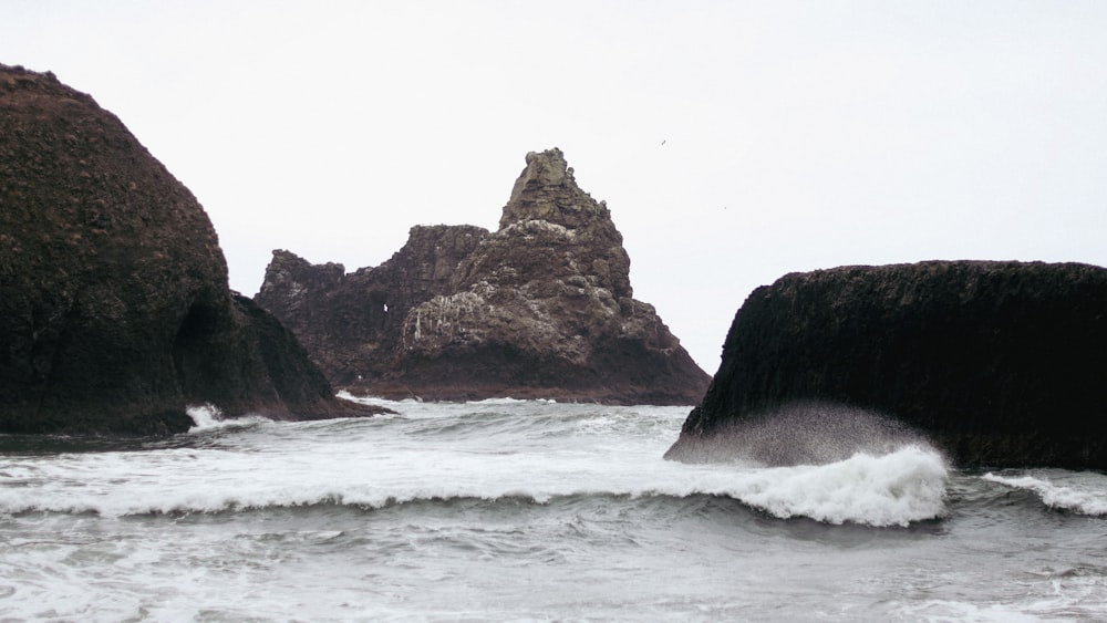 ondas batendo contra uma formação rochosa