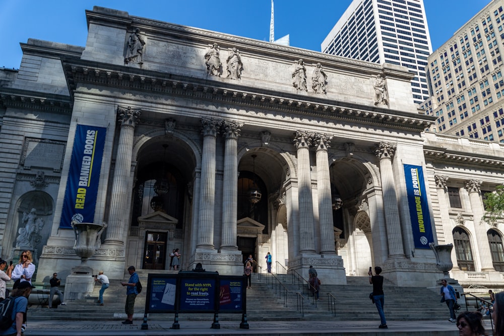 New York Public Library mit Säulen und Statuen