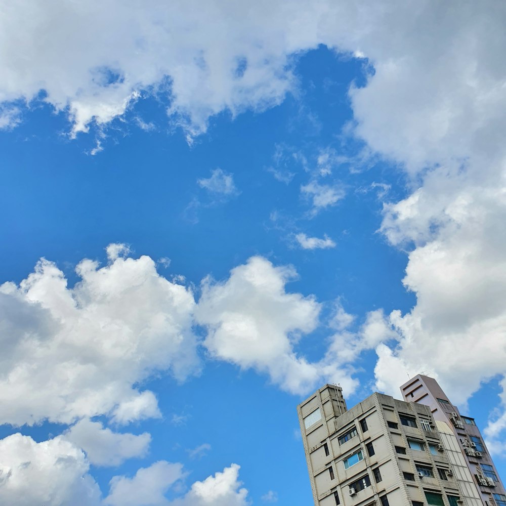 Un bâtiment et un ciel bleu