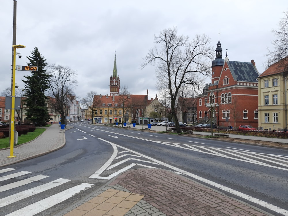 eine Straße mit Gebäuden an der Seite