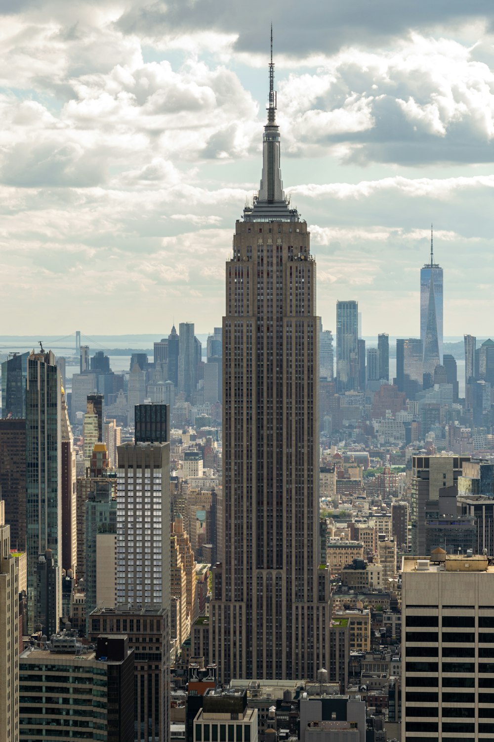 un grand immeuble dans l’Empire State Building