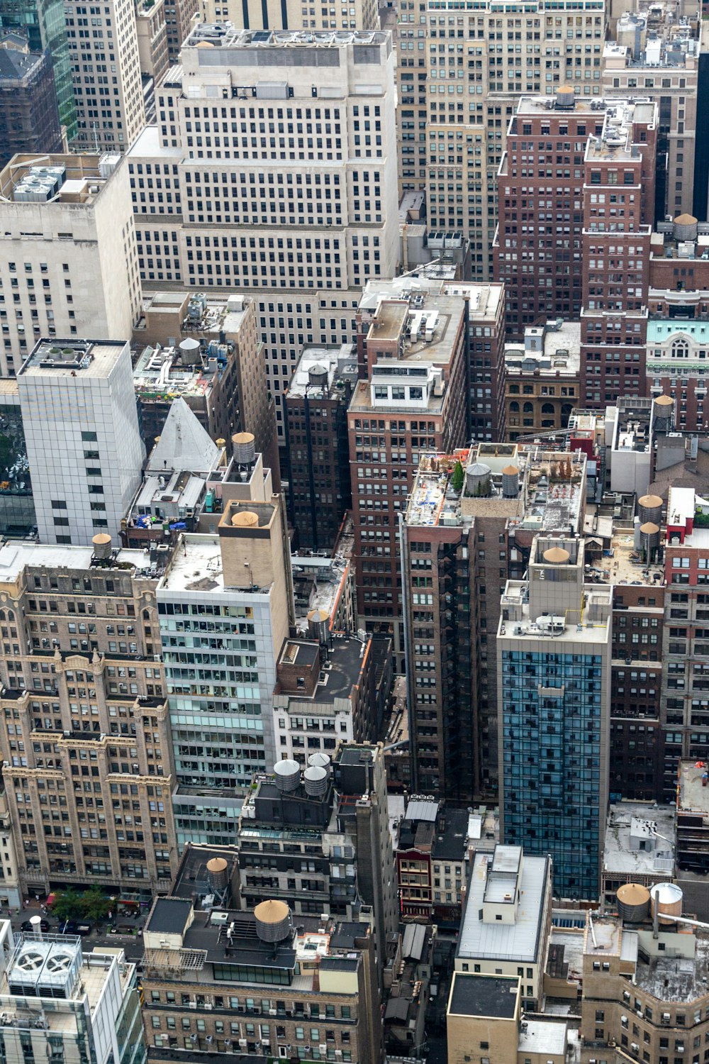 Une ville avec de nombreux bâtiments