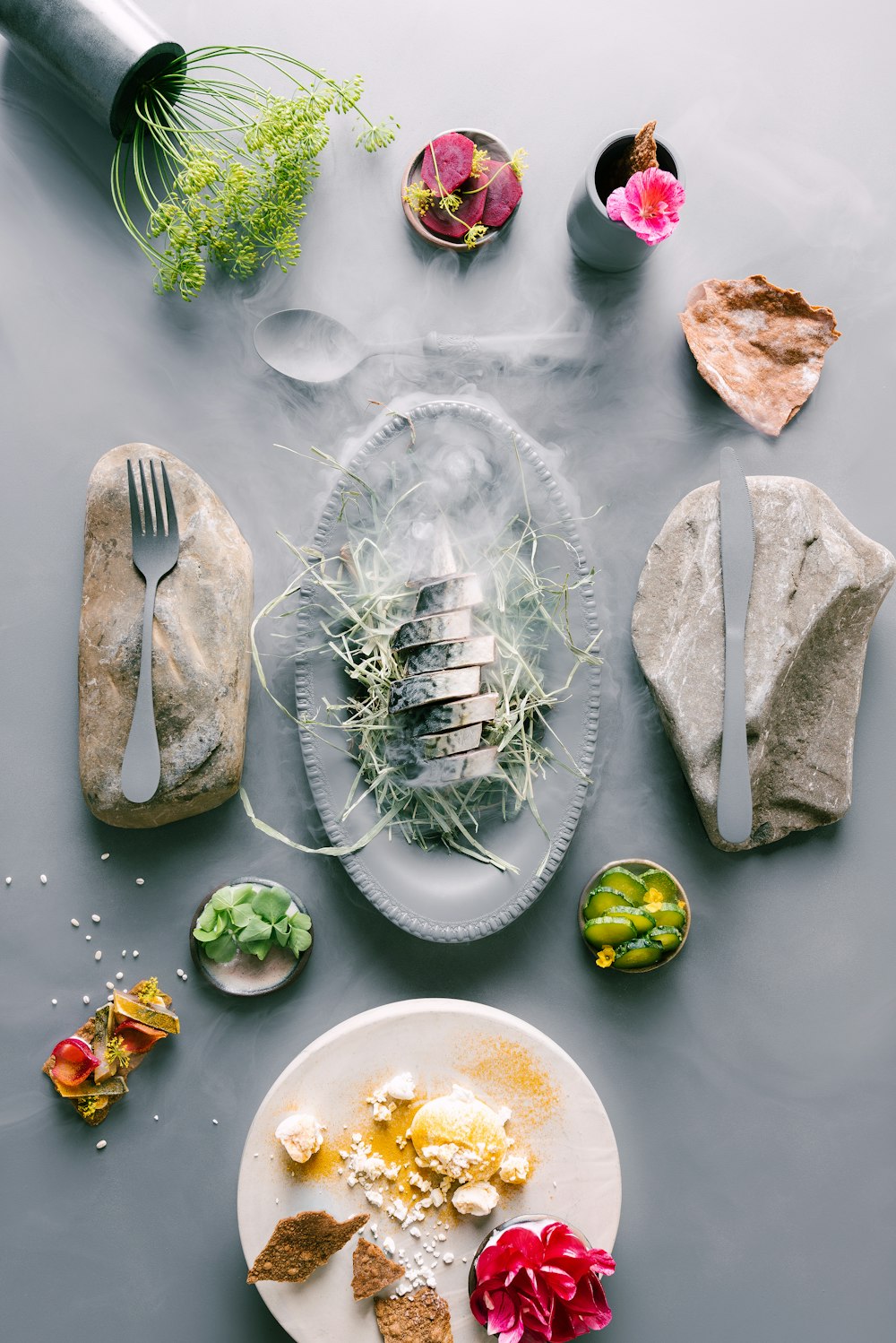 una mesa con comida y platos