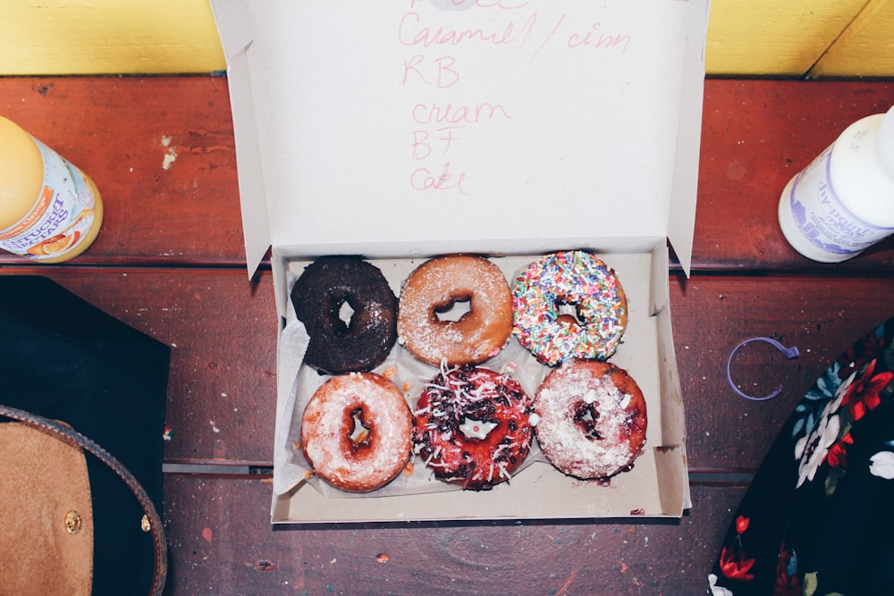 uma caixa de donuts