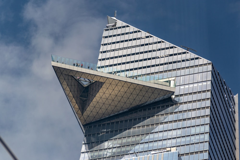 Un grand bâtiment avec un oiseau sur le toit