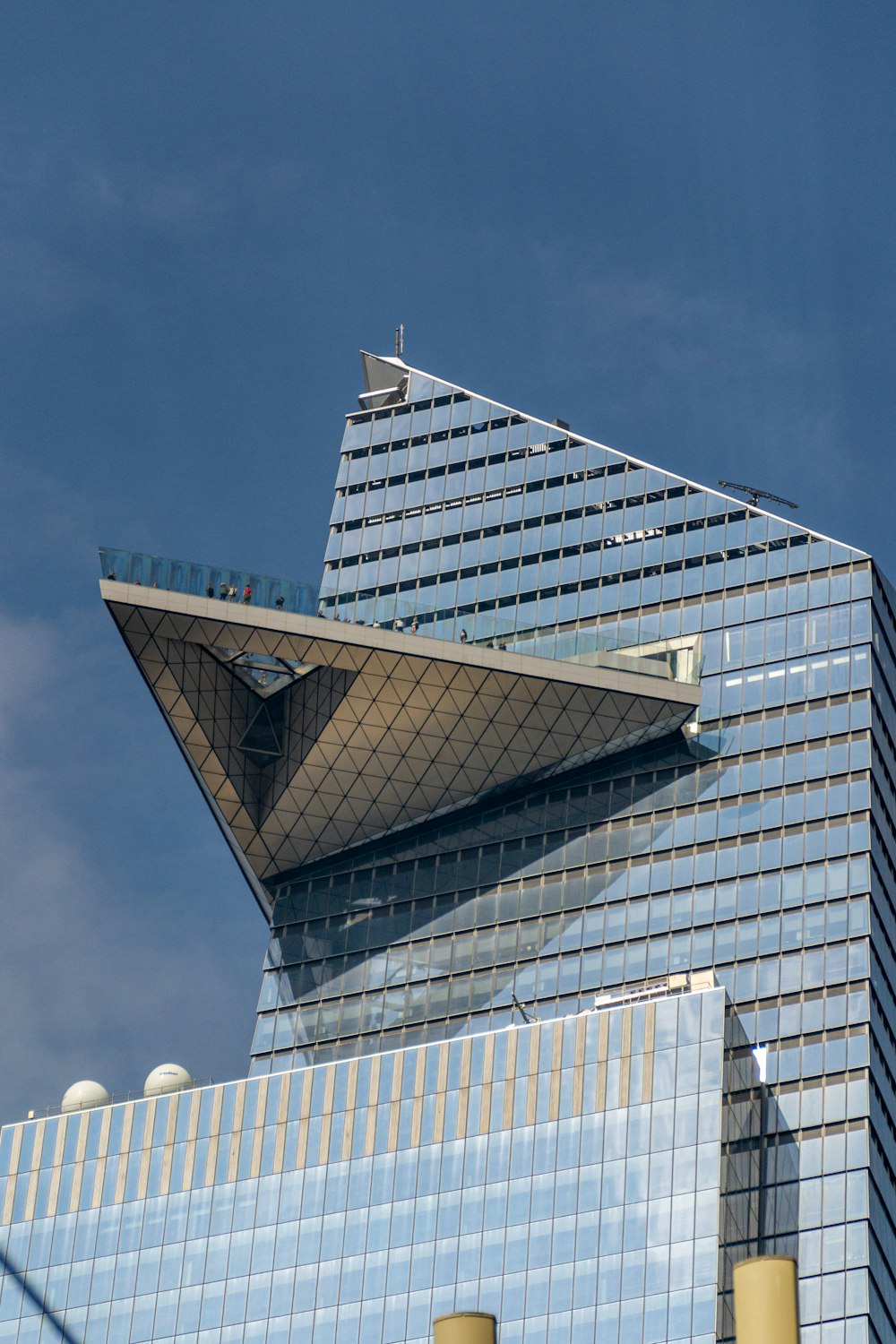 Ein hohes Gebäude mit Glasfenstern