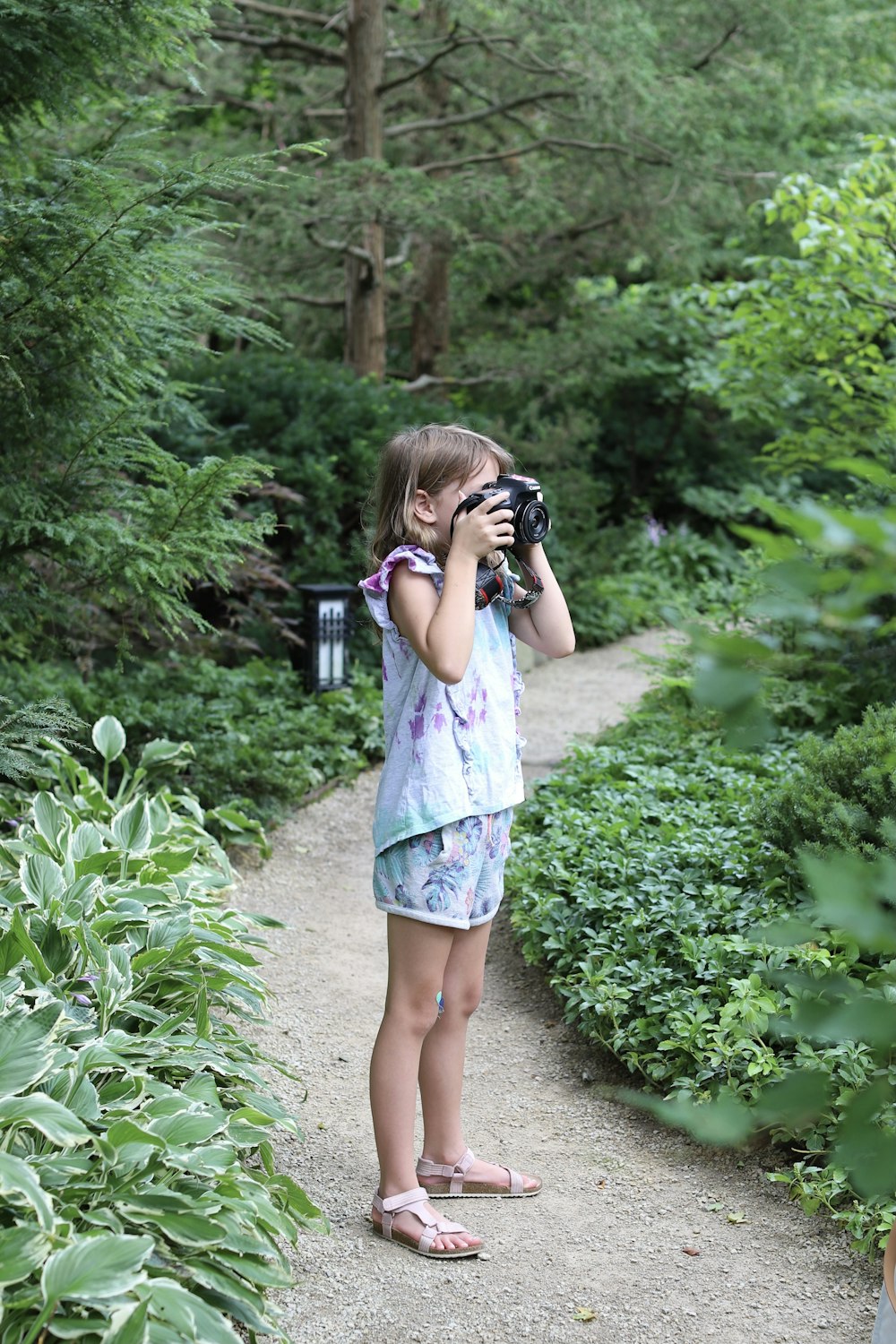 uma menina que tira uma foto com uma câmera