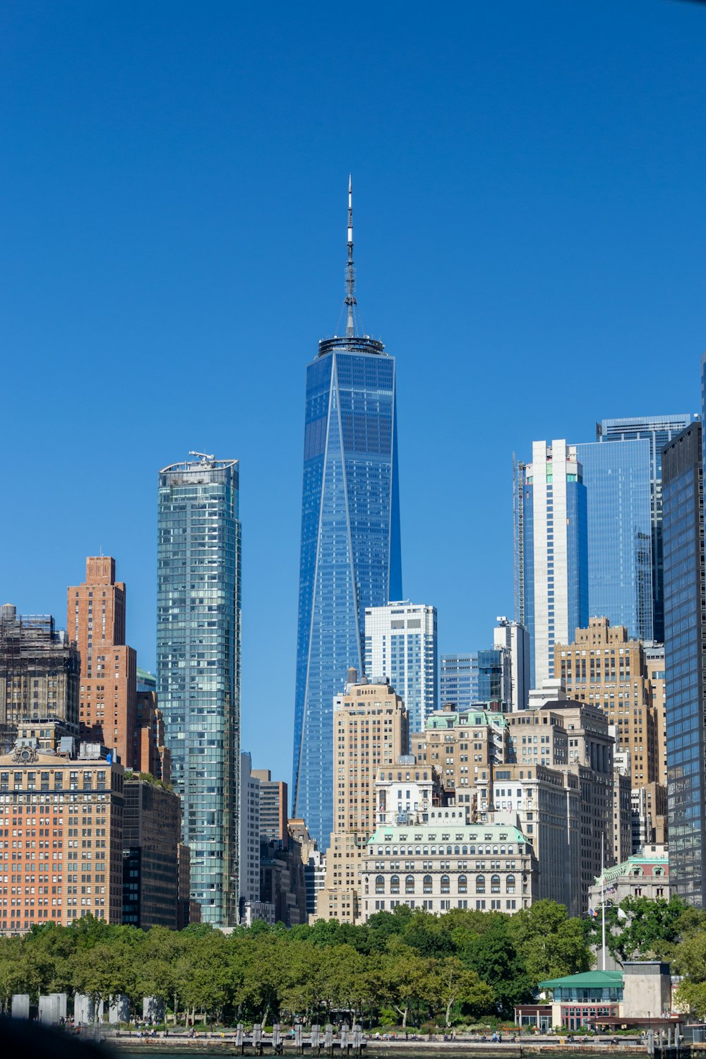 Una ciudad con edificios altos