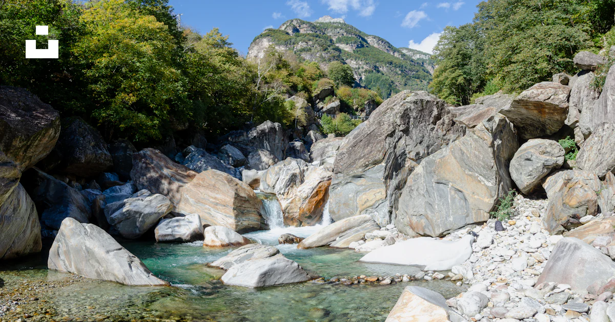 Foto Un río con rocas y árboles – Imagen Suiza gratis en Unsplash