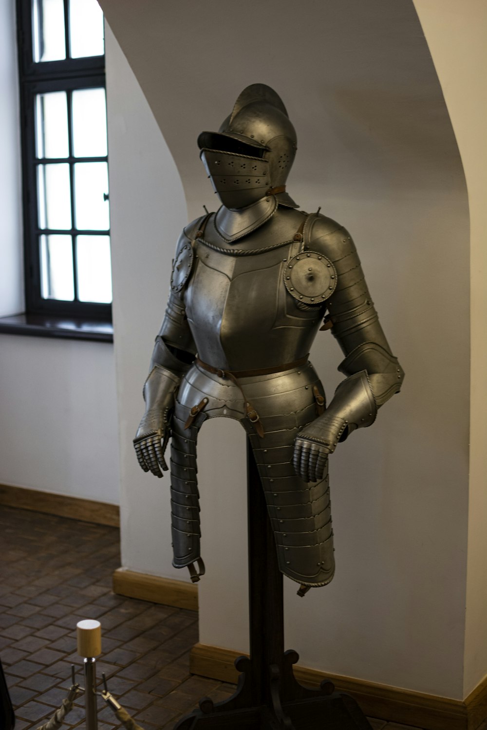 Una estatua de armadura de metal