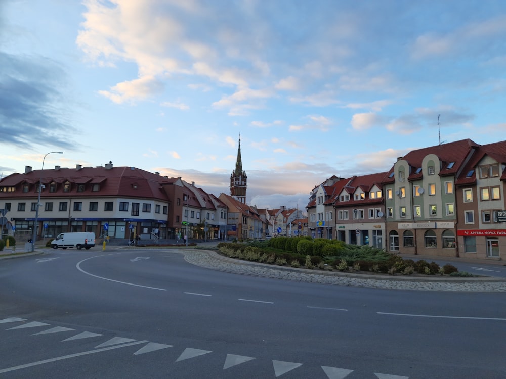 eine Straße mit Gebäuden entlang