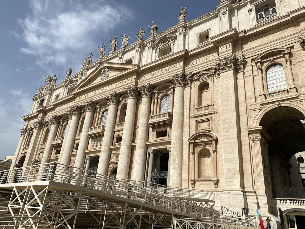 a building with many pillars