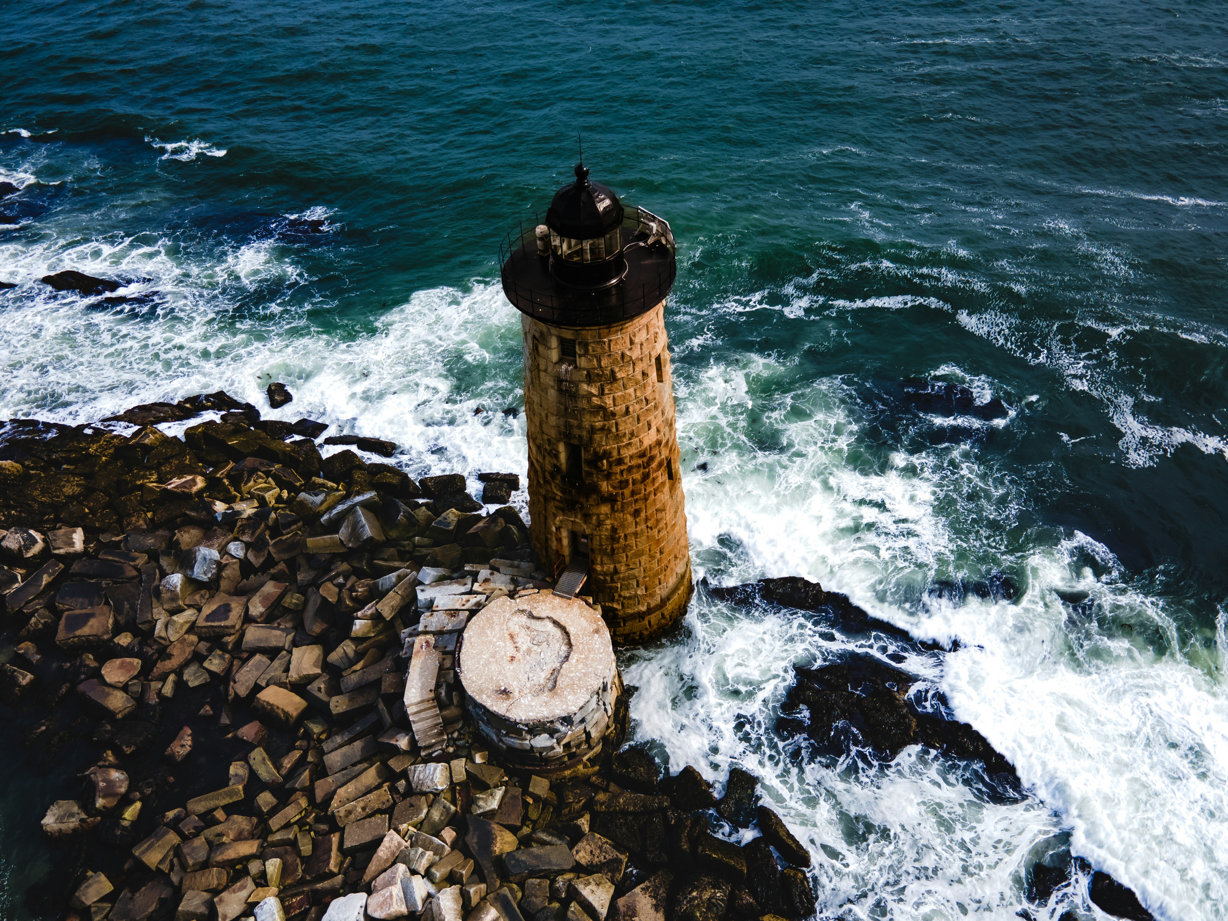 une structure de pierre sur une rive rocheuse