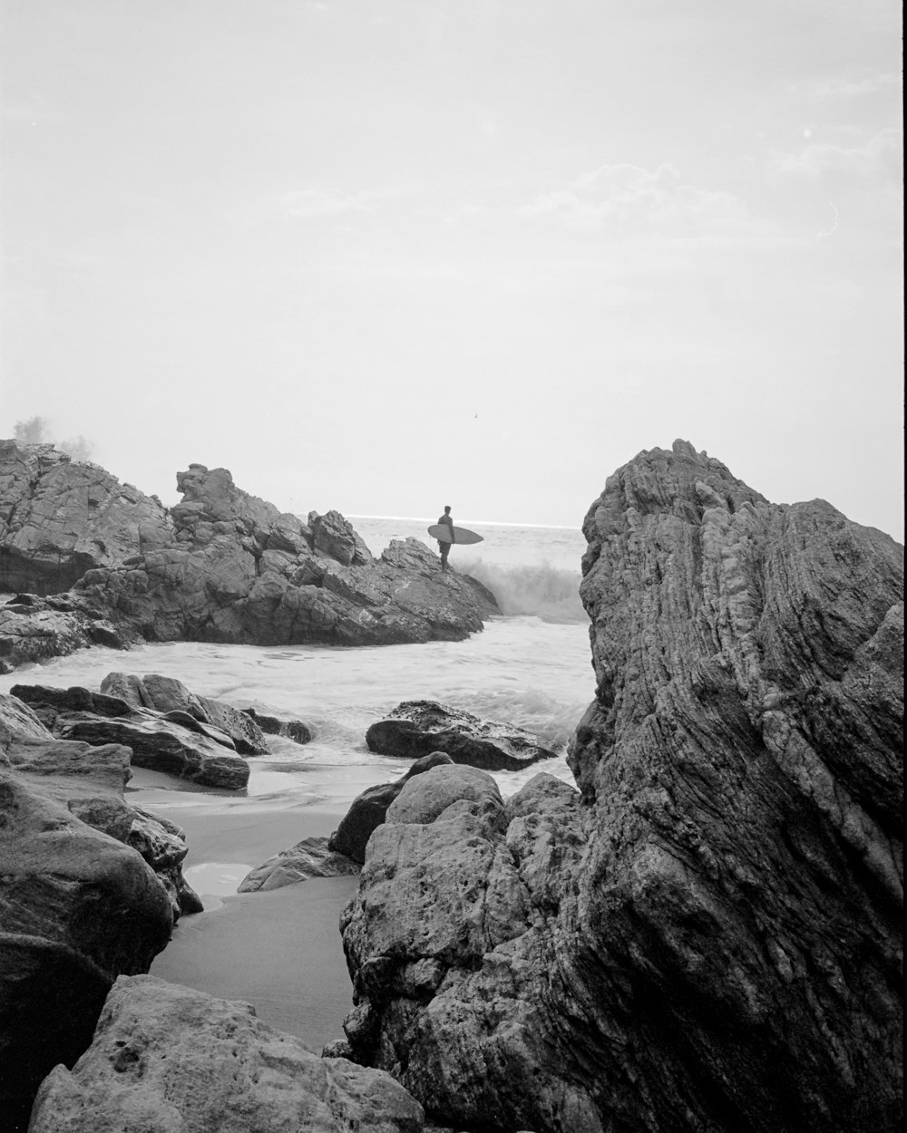 Eine Person, die auf einem Felsen im Wasser sitzt