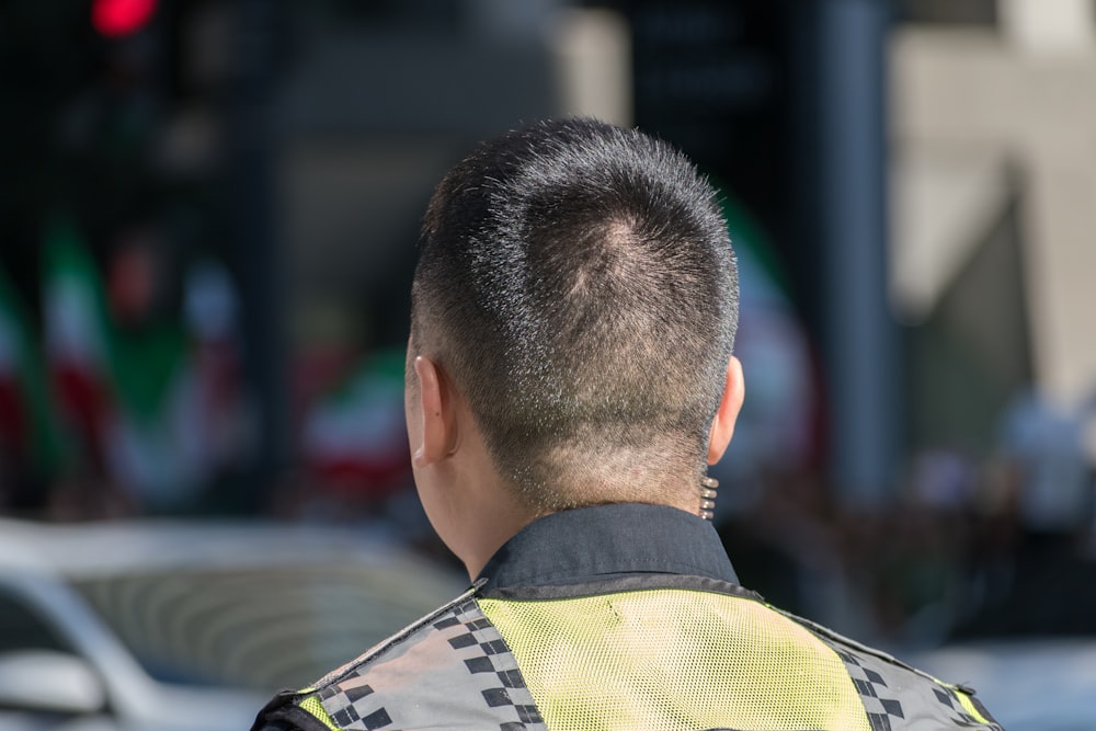 Un hombre con uniforme