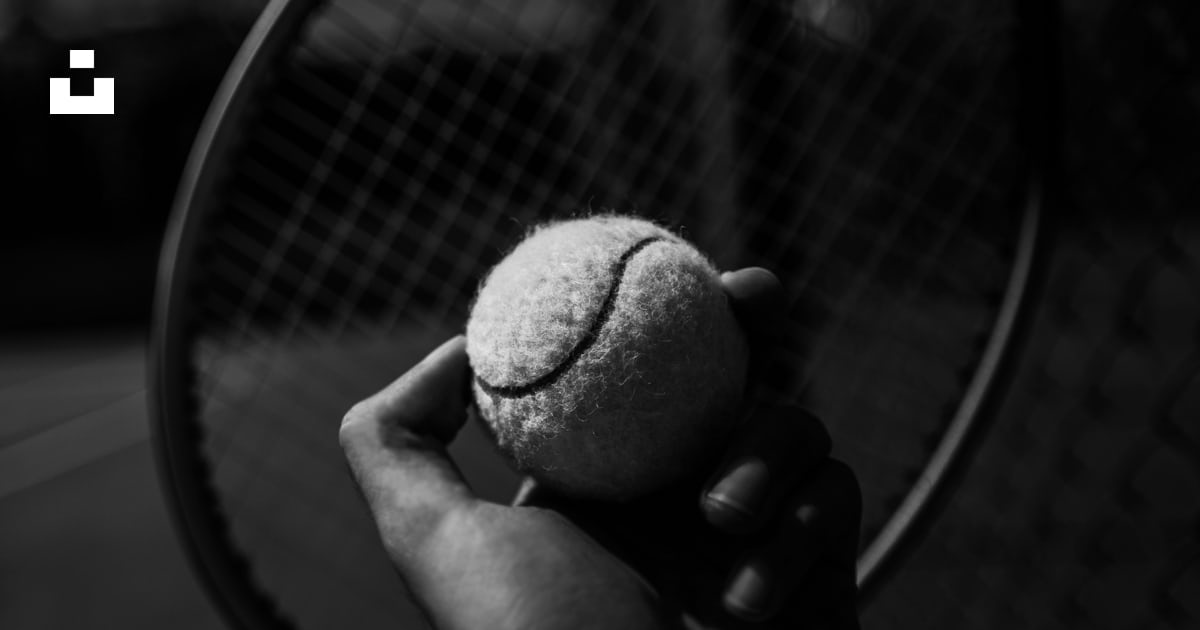 A hand holding a tennis racket photo – Free Izmir Image on Unsplash