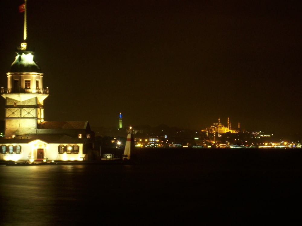 Eine Stadt bei Nacht