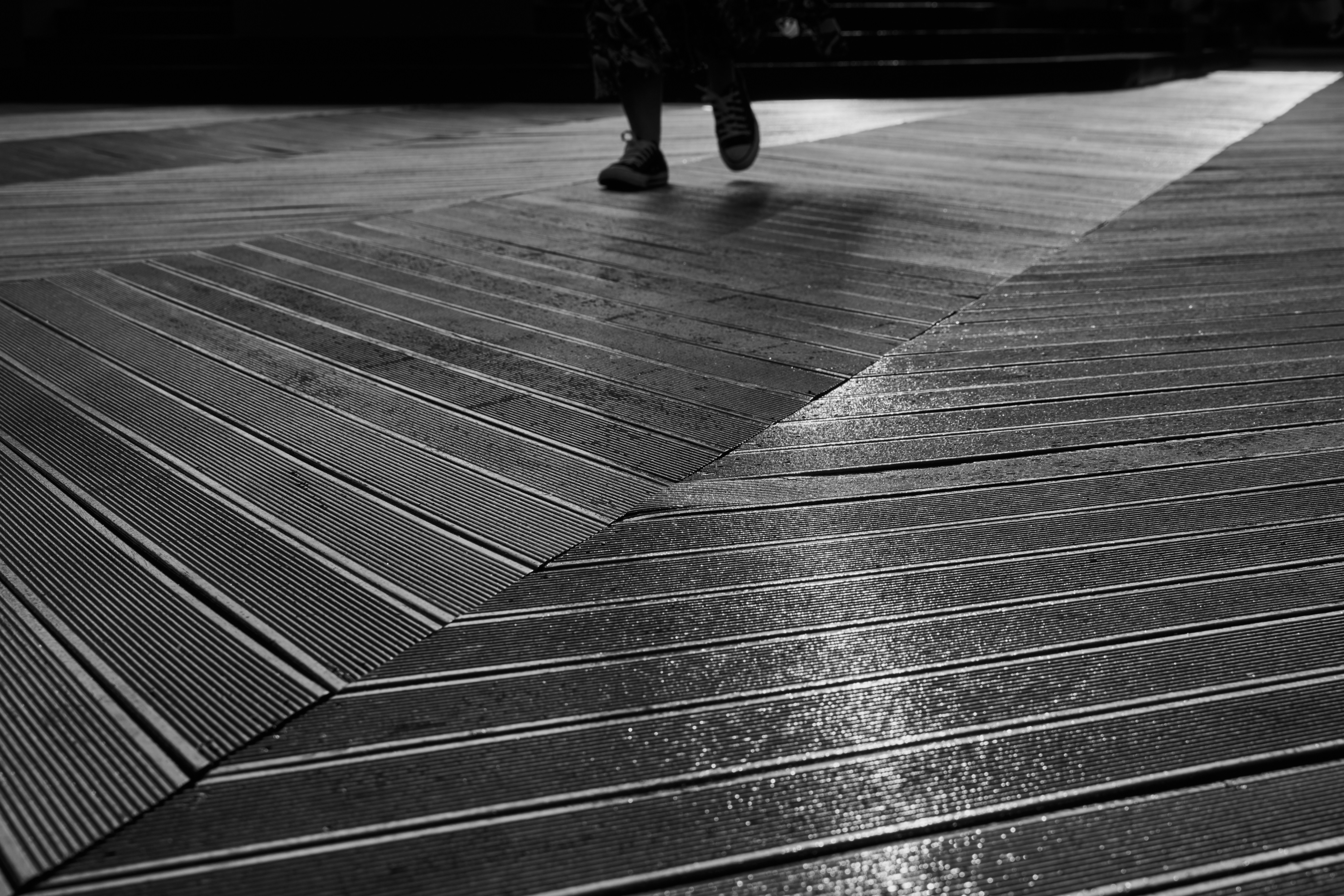 una persona che cammina su un pavimento di legno