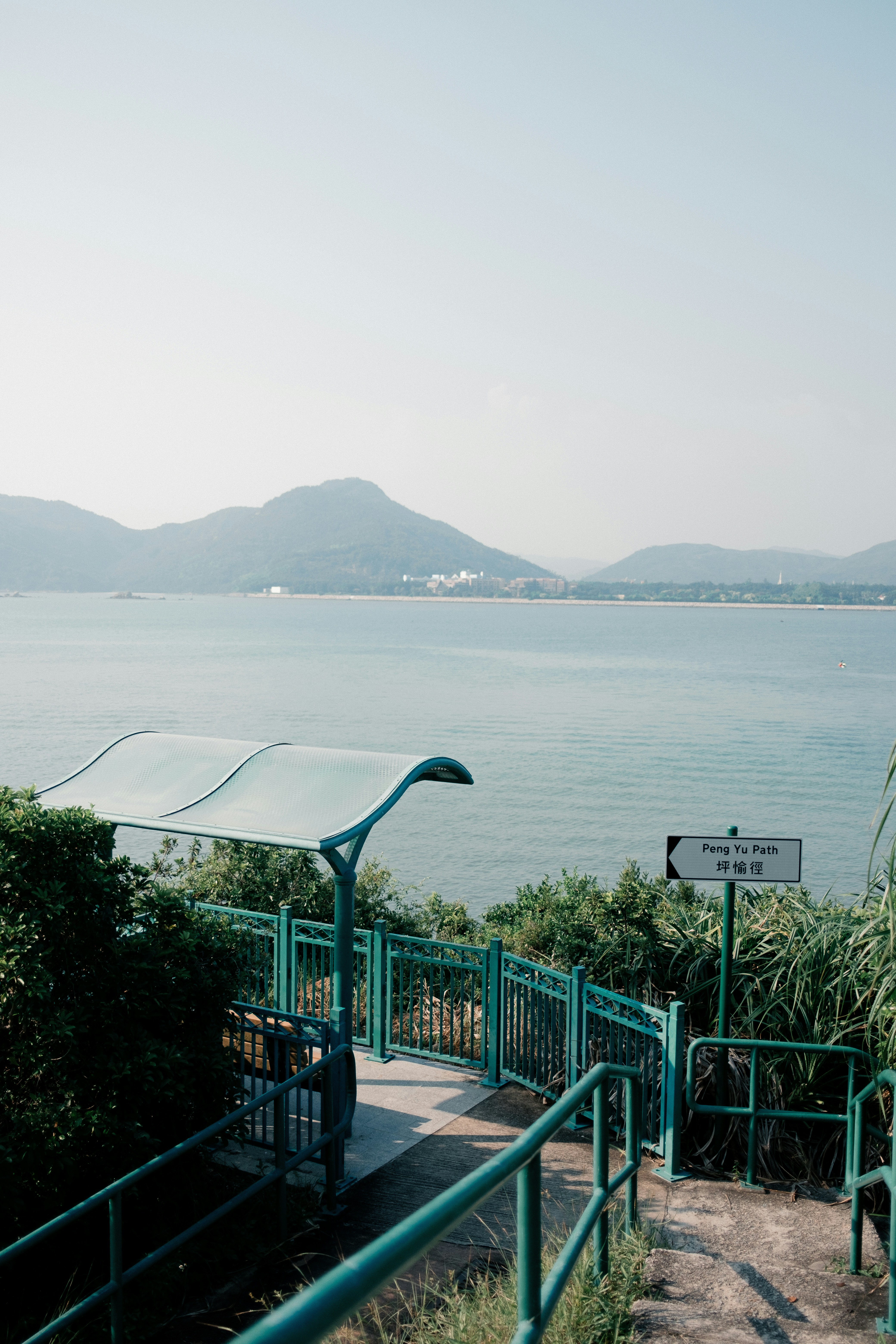 une balustrade surplombant un plan d’eau