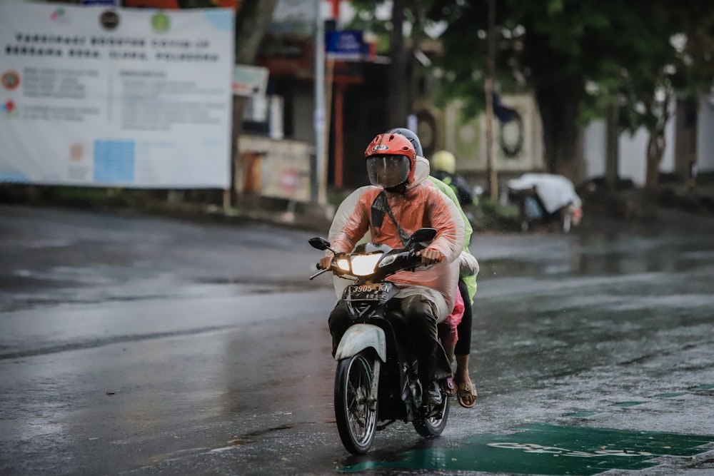 Un hombre montando un scooter
