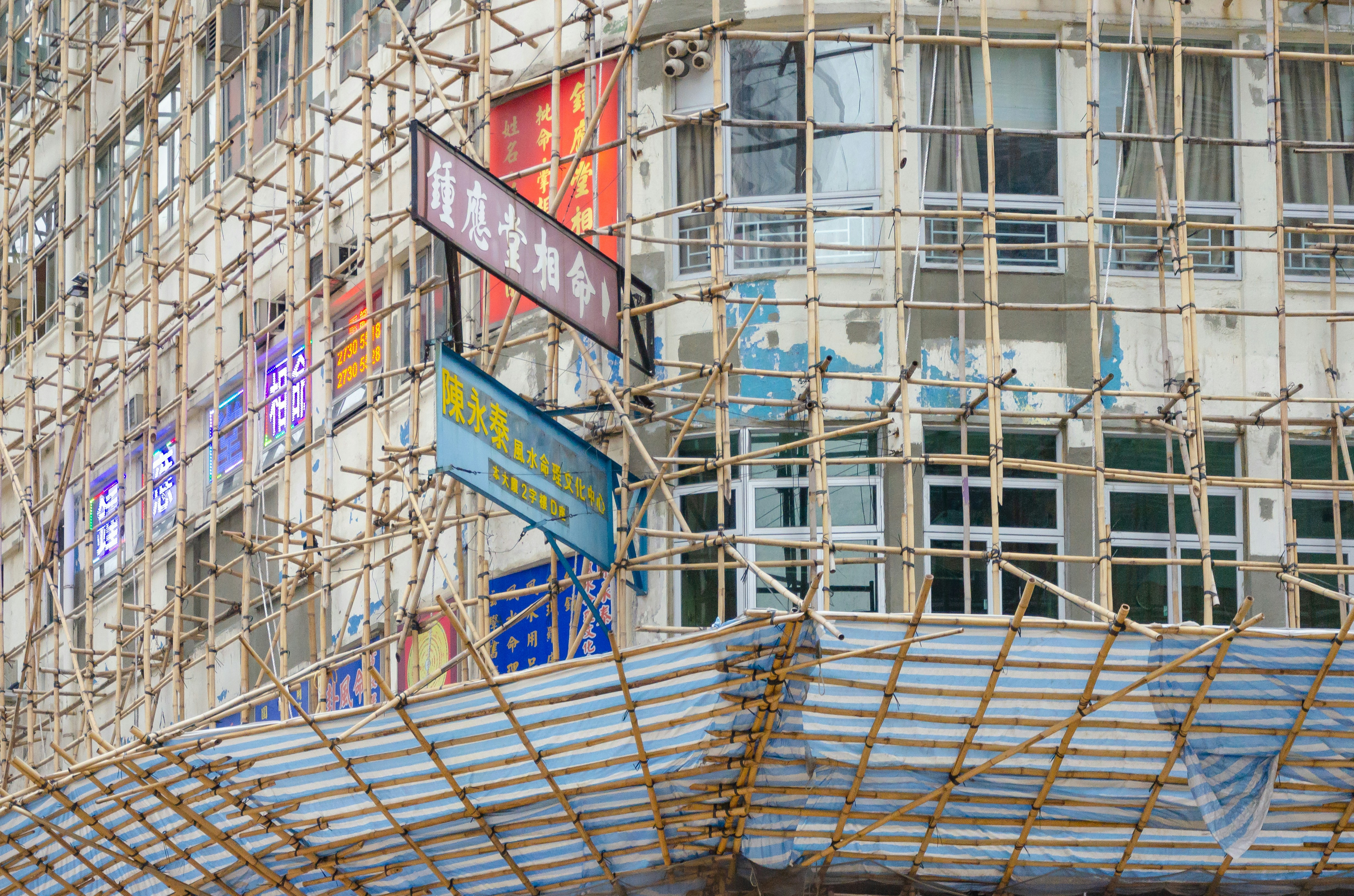 Les echaffaudages suspendus: une option plus sûre pour les travaux en hauteur?