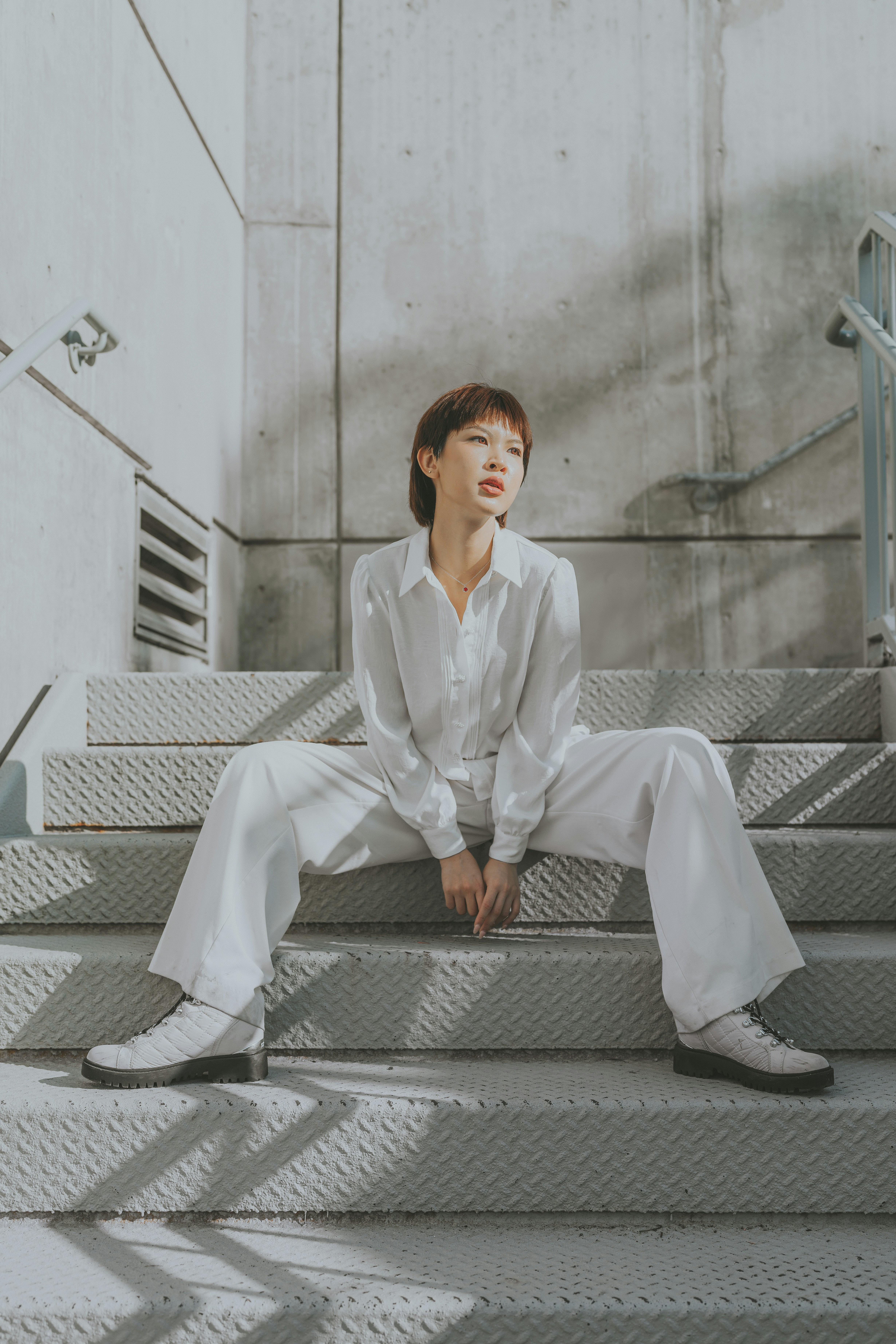 A person sitting on a bench photo – Free Grey Image on Unsplash