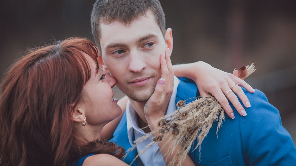 Un uomo e una donna che si tengono per mano