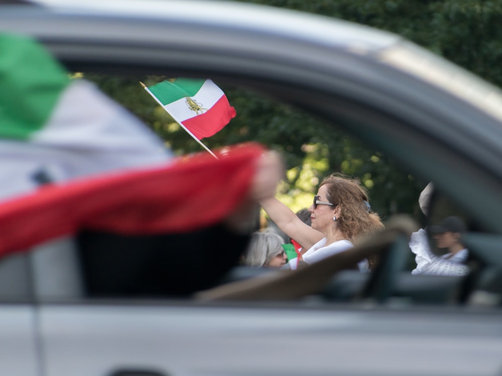 uma pessoa segurando uma bandeira