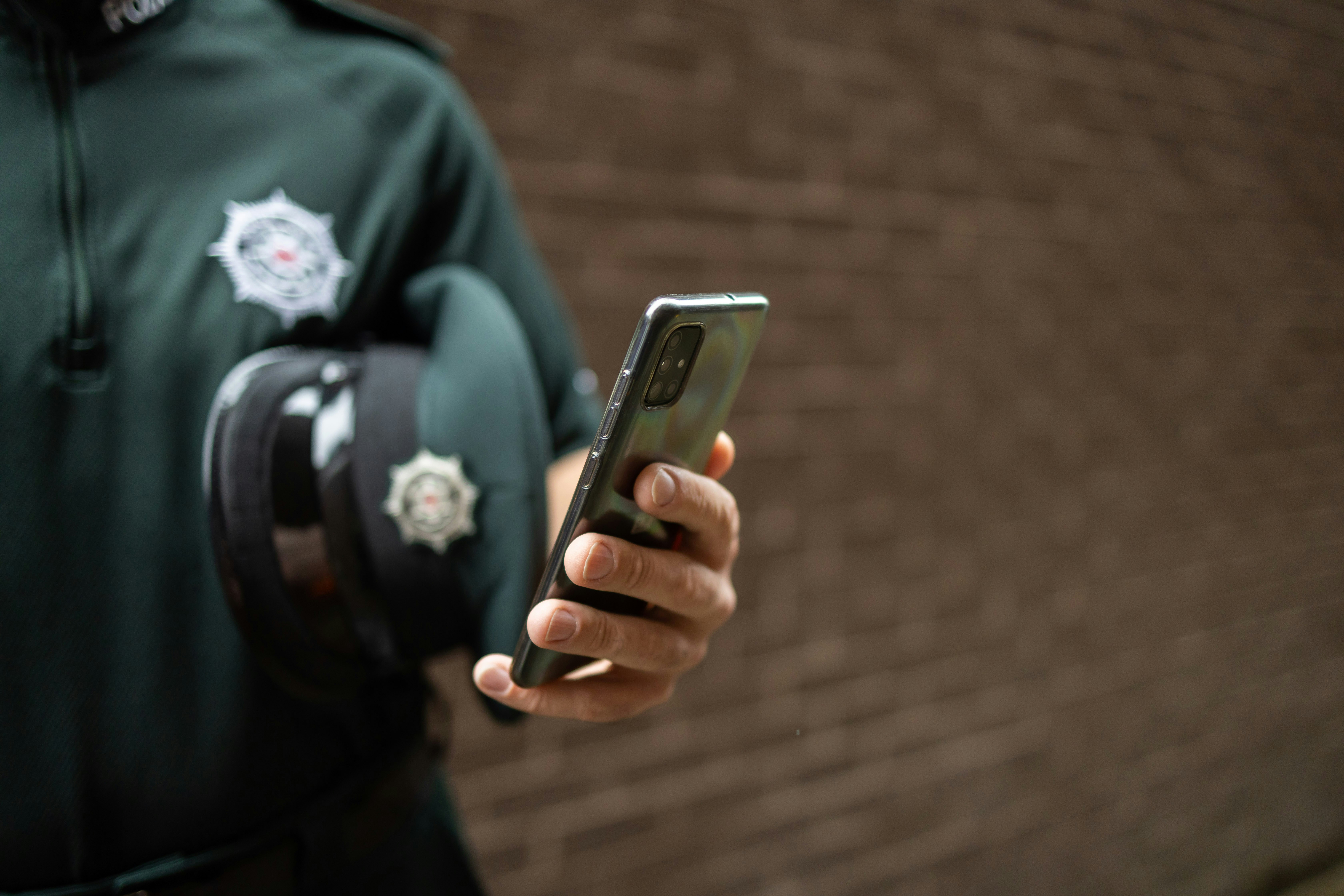 Agente policial durante operativo de detención por robo de teléfono