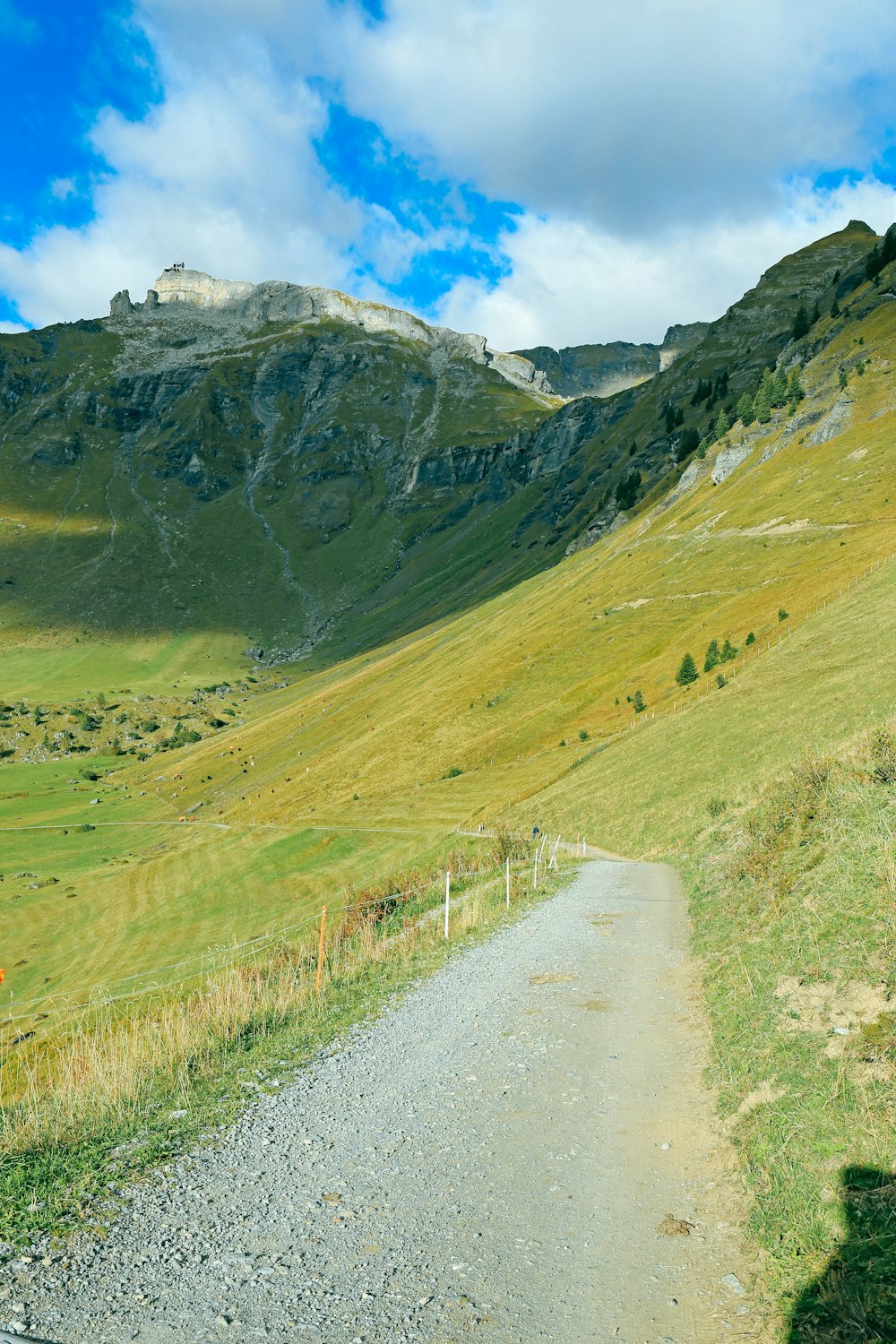 Eine unbefestigte Straße in einem Tal