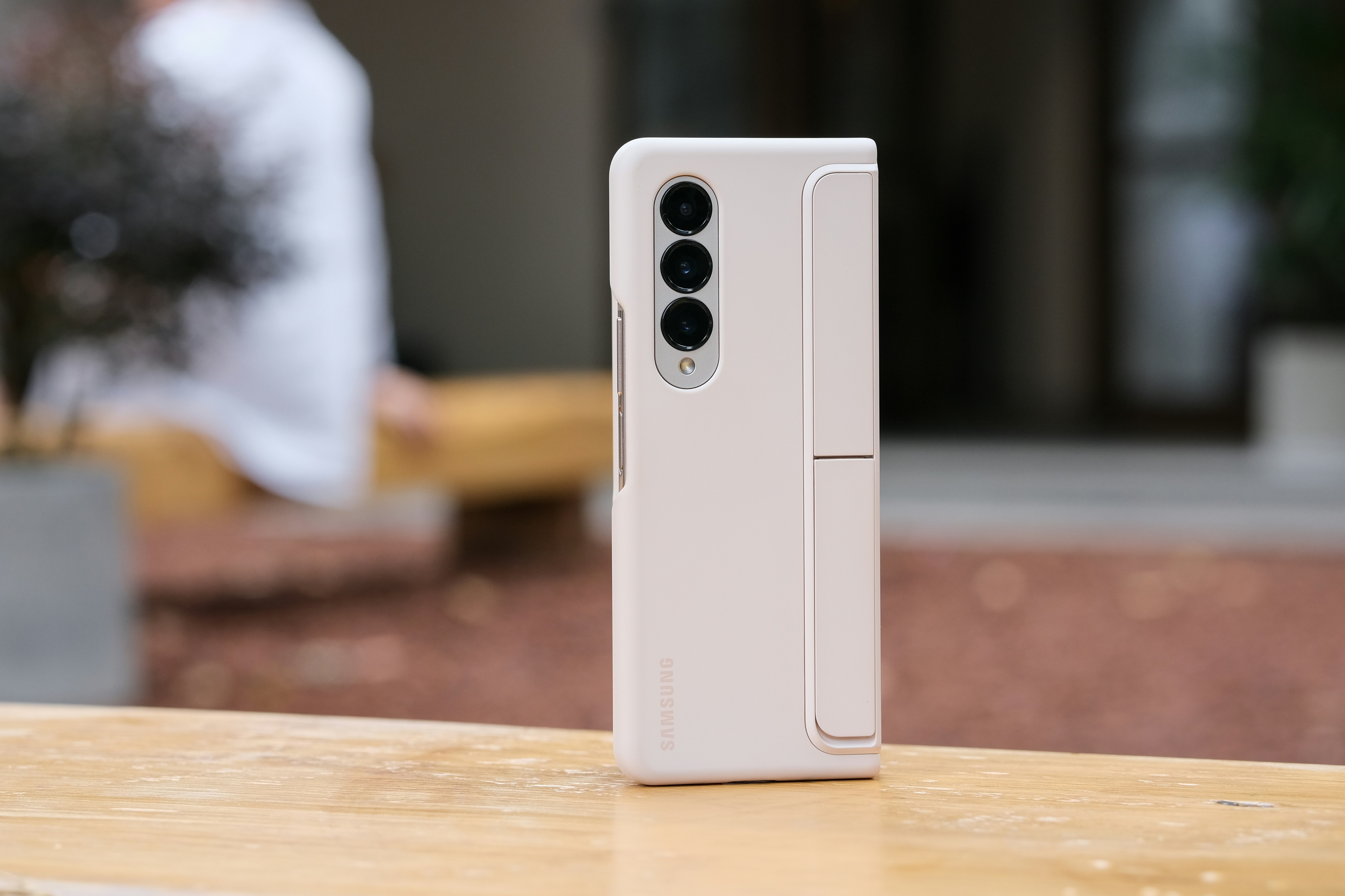 Un dispositivo rectangular blanco con una perilla negra sobre una superficie de madera