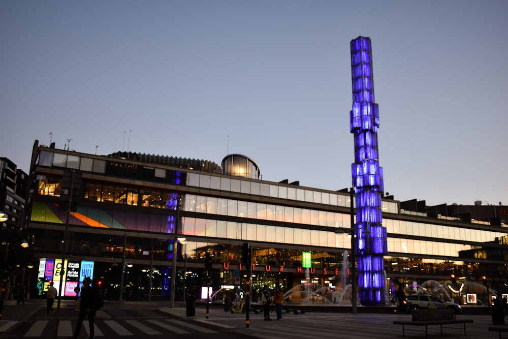 un edificio con una torre