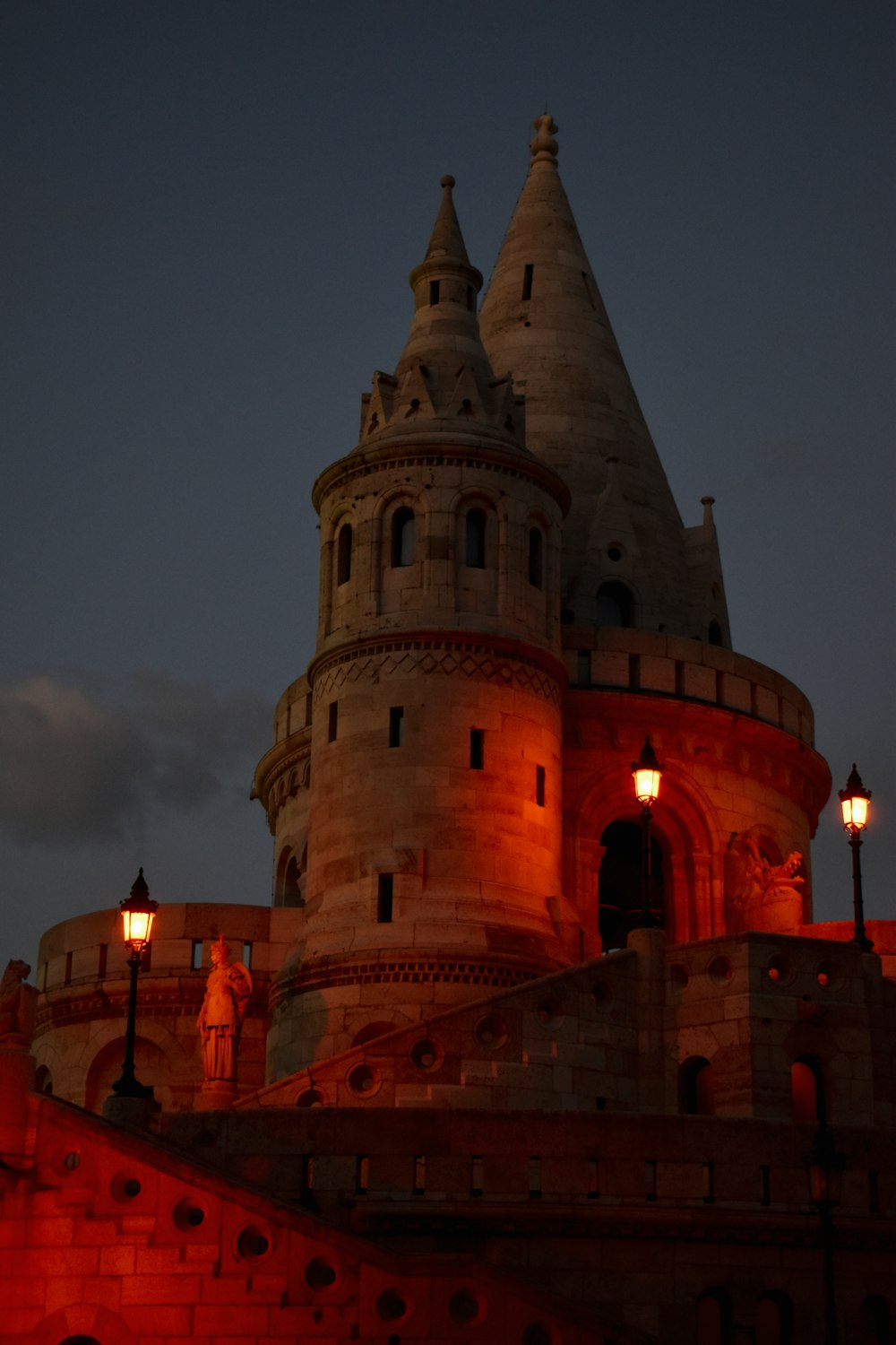 Un gran edificio con una torre