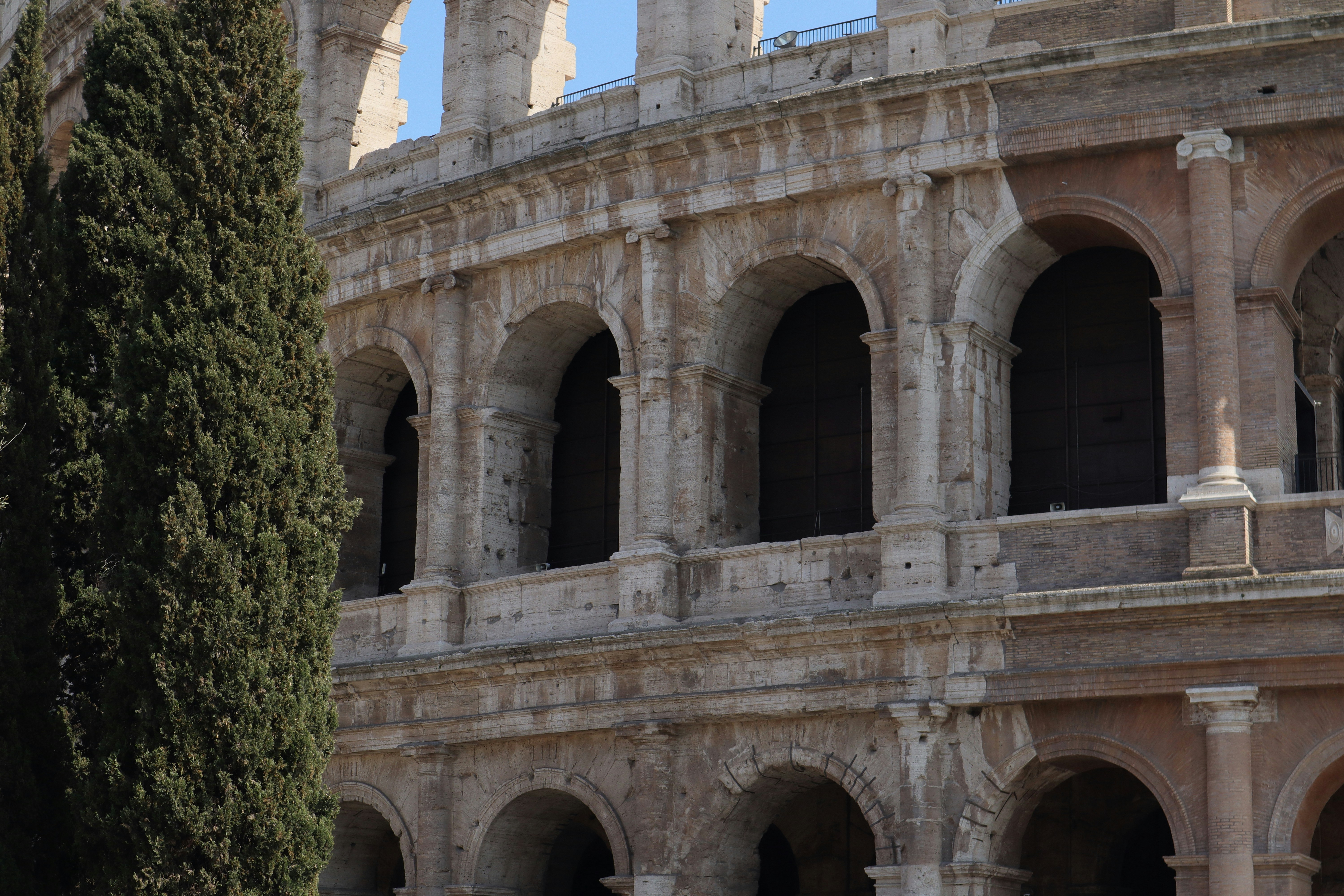 un grand bâtiment en pierre