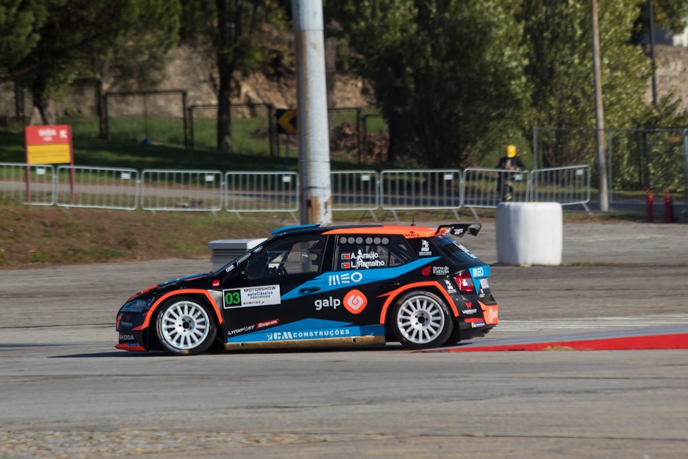 Une voiture de course sur une piste