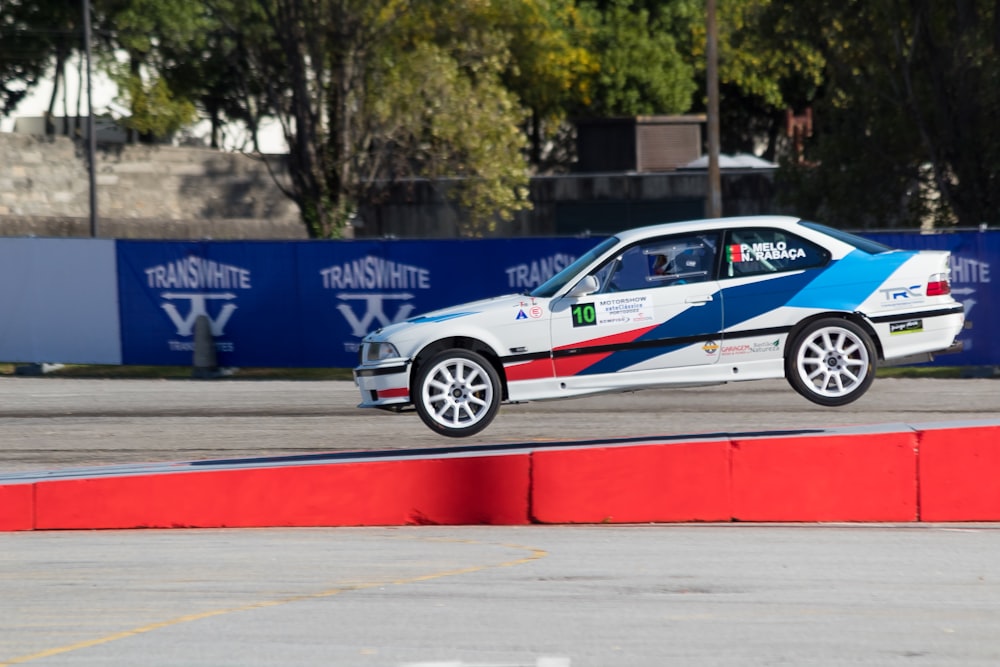 um carro de corrida em uma pista