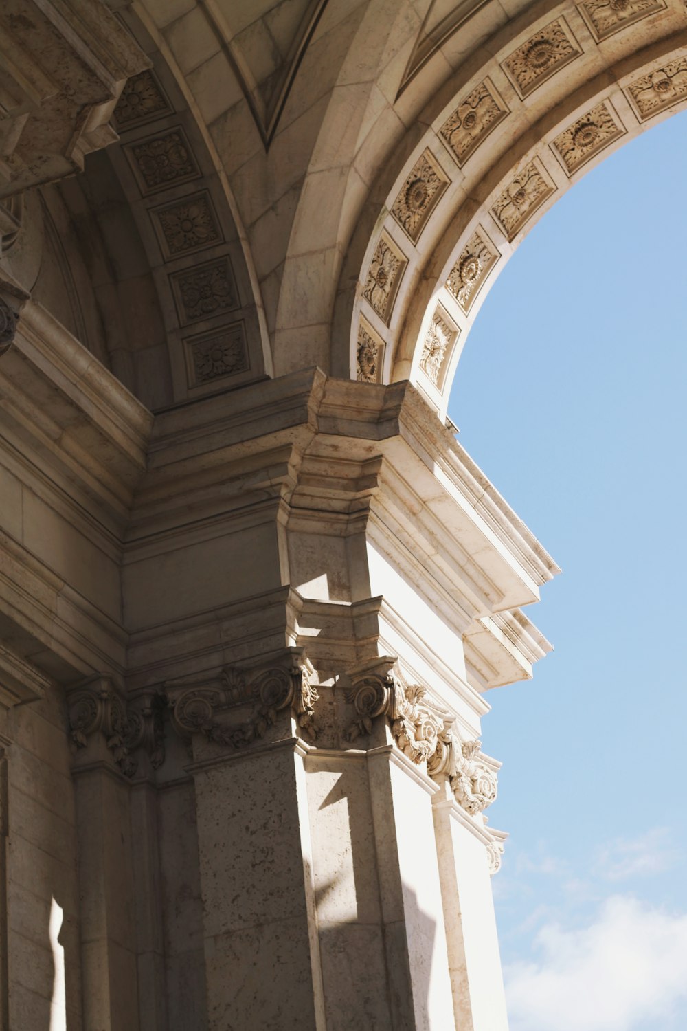 Un bâtiment avec des colonnes