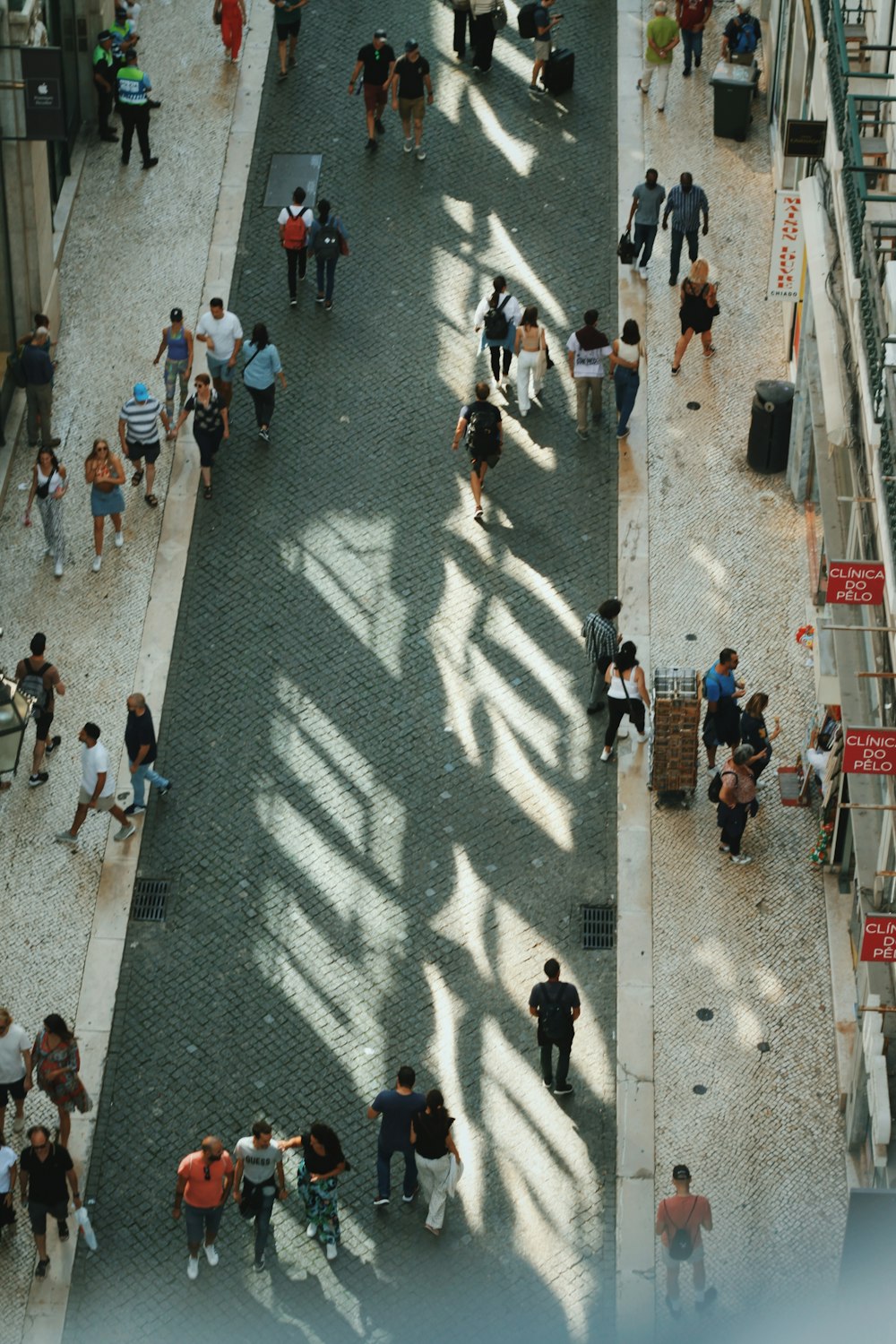 um grupo de pessoas andando por uma rua