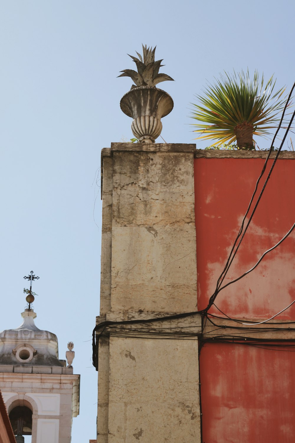 Una estatua en la parte superior de un edificio