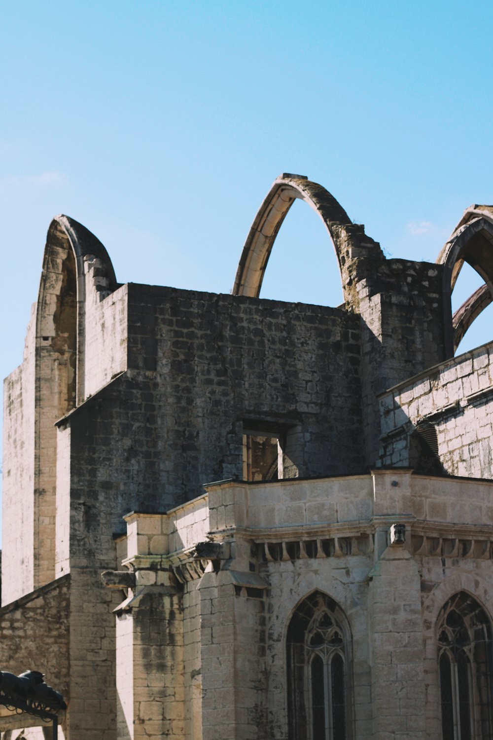 Un edificio de piedra con un gran arco