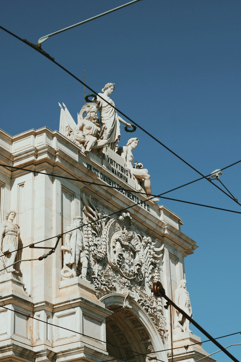 uma estátua no topo de um edifício