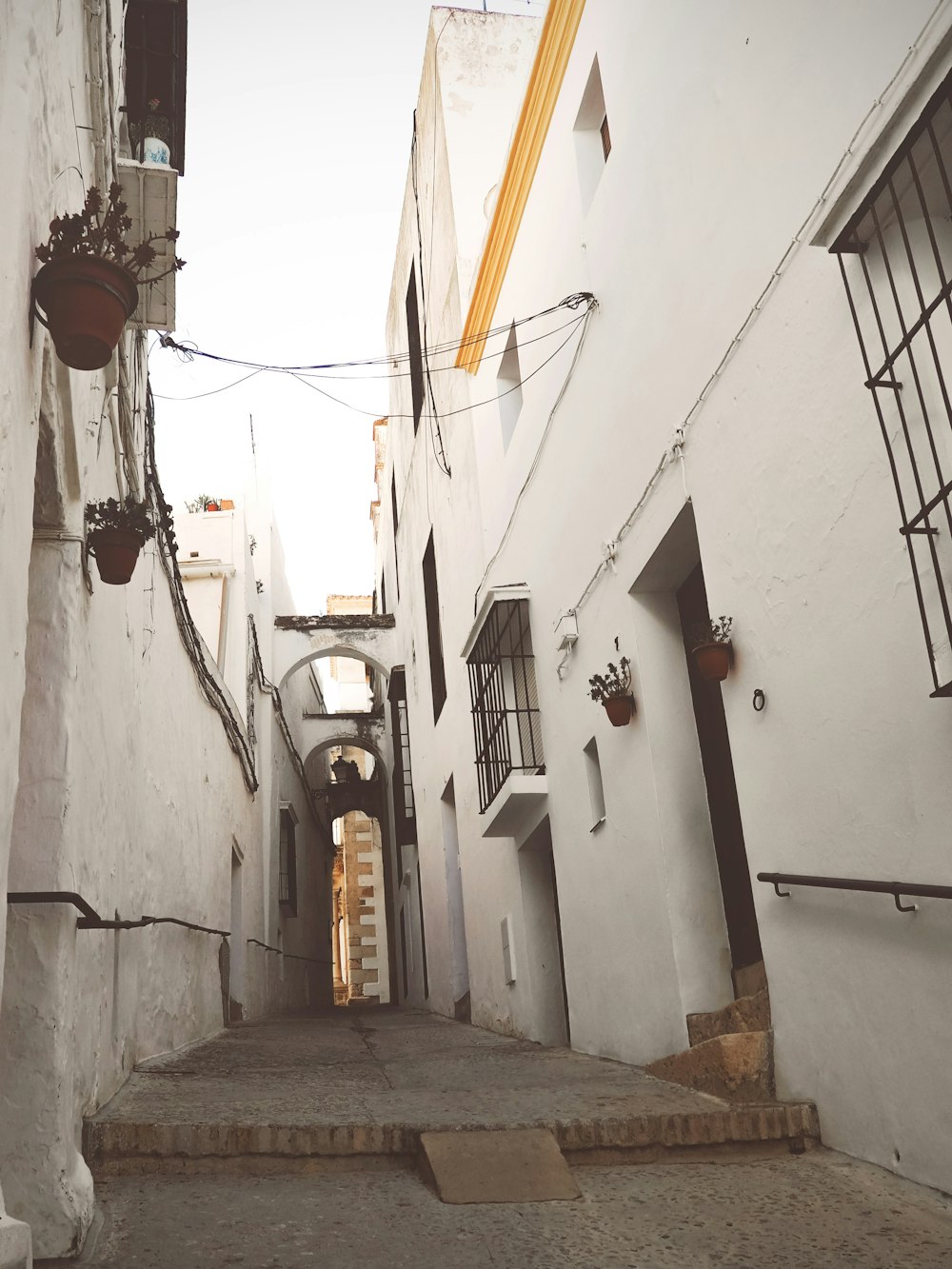 une ruelle étroite avec un drapeau du plafond