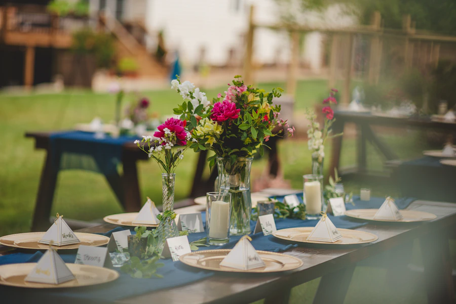 Sfeervolle tafel met kaarsen en bloemen