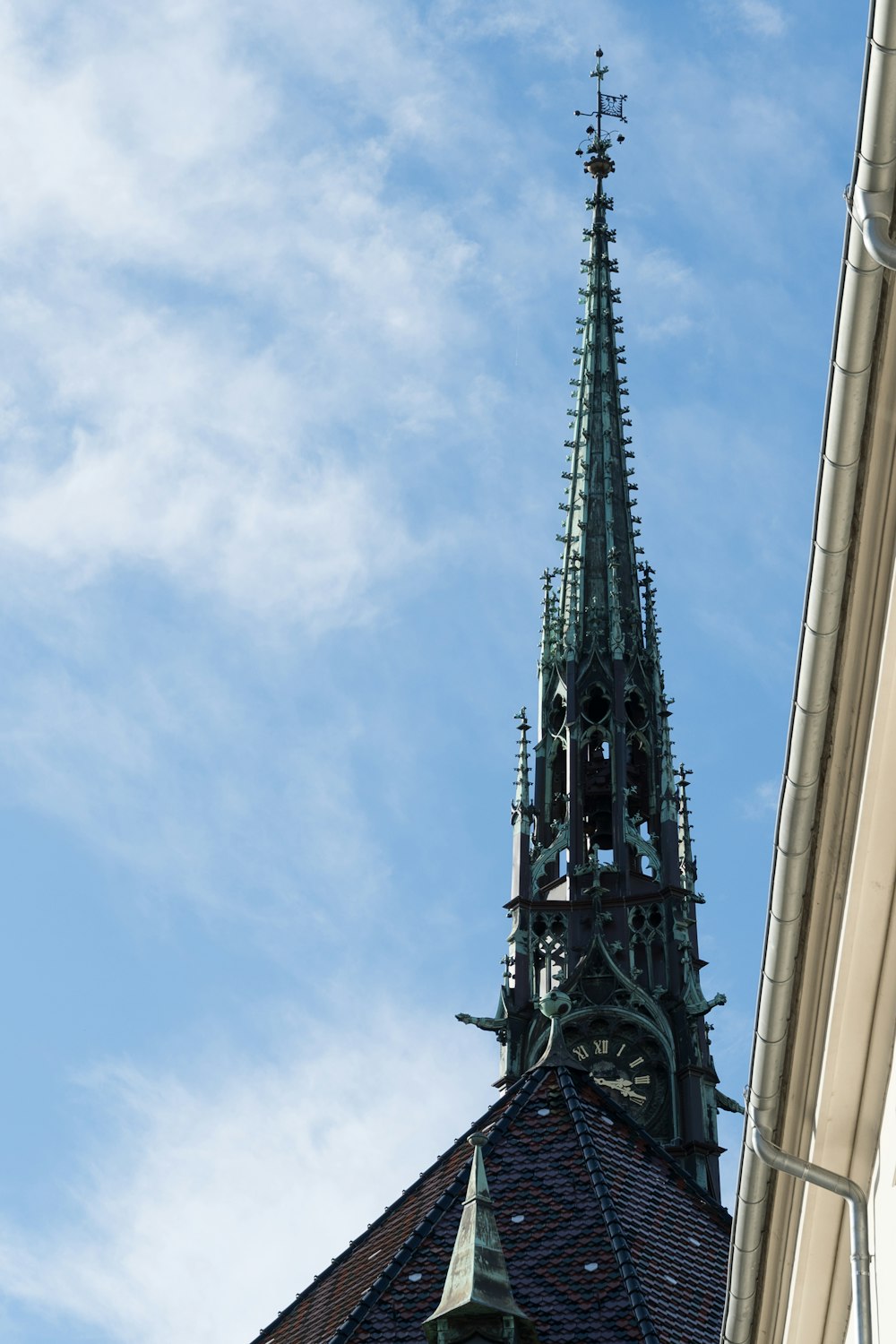 uma torre do relógio ao lado de um edifício alto