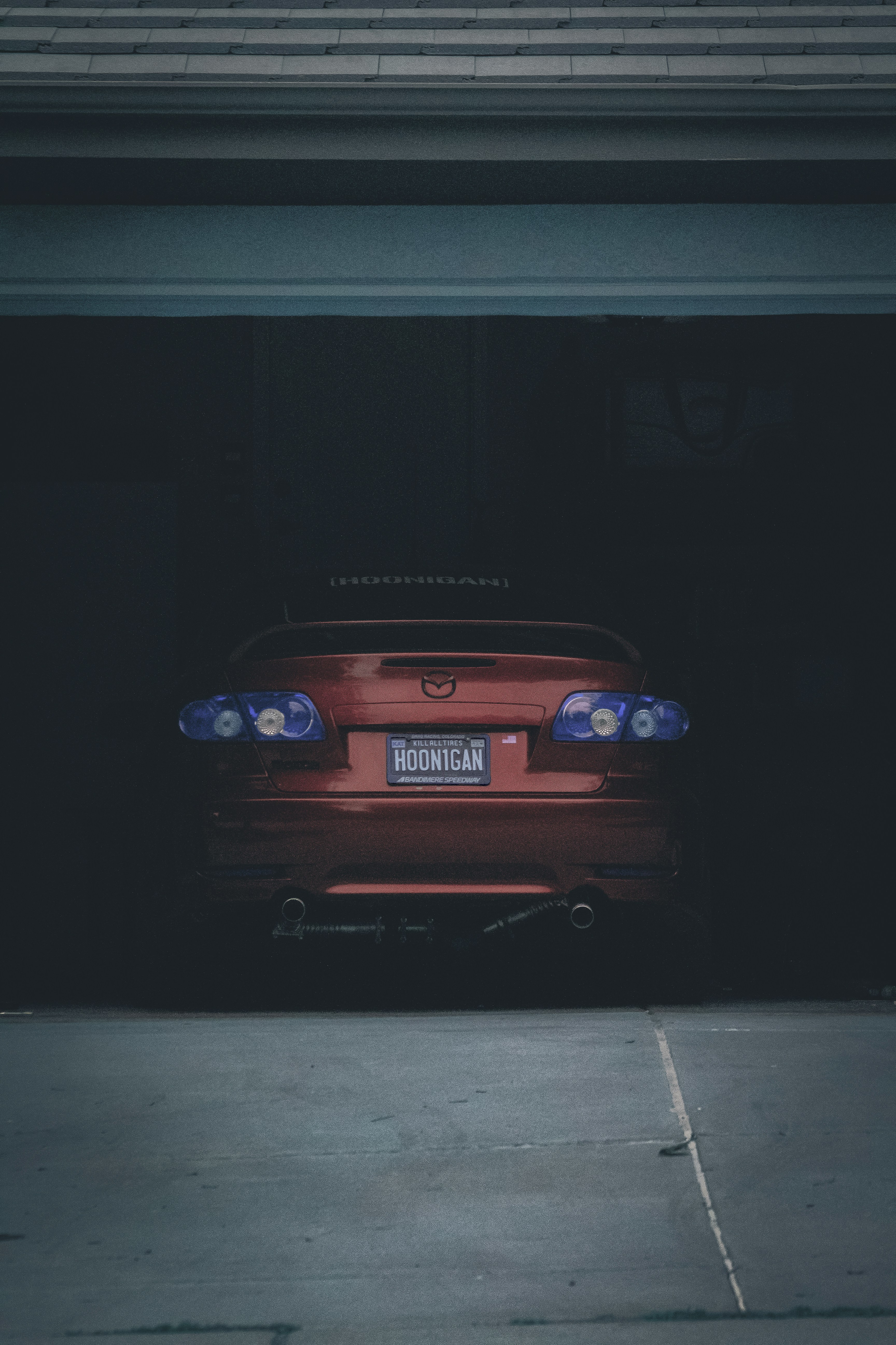 une voiture avec ses phares allumés